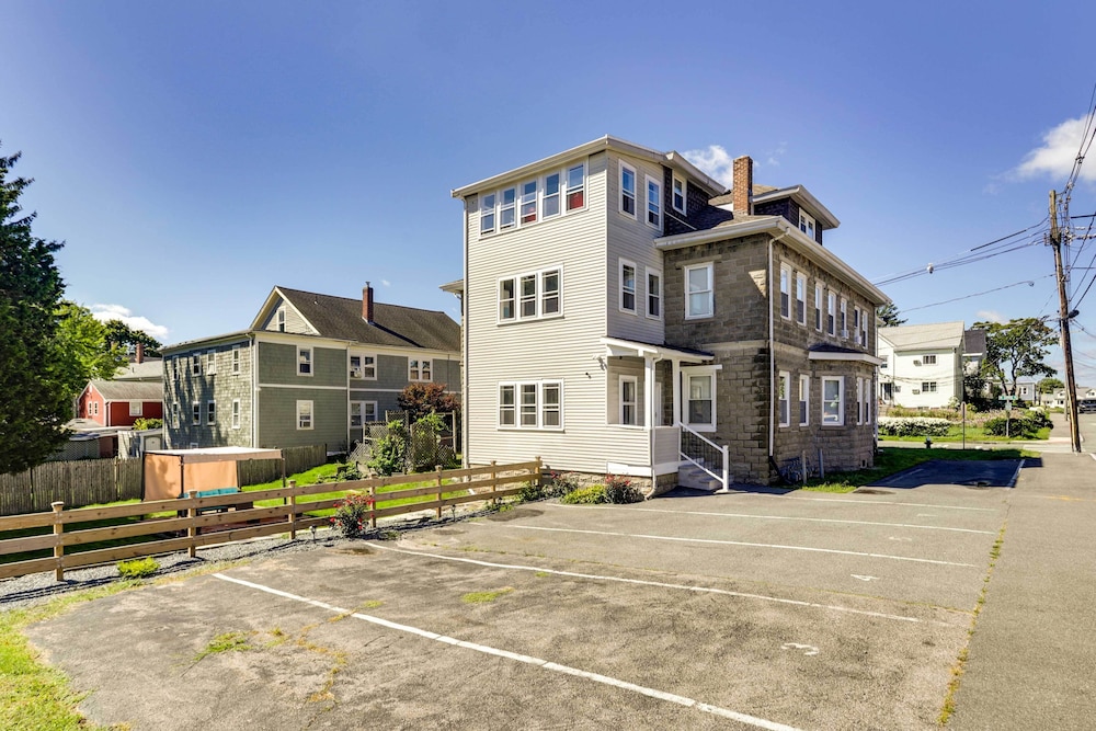 Charming Stoughton Apartment: 20 Mi to Boston
