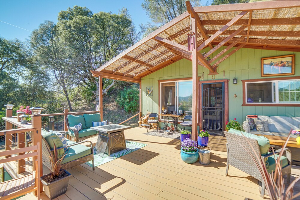 Hot Tub + Fire Pit: Secluded Dos Rios Escape!