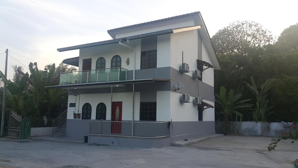 Mri Homestay Sg Buloh - 3 Br House on First Floor With Centralised Pool photo 5