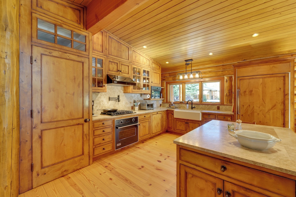 Sun Valley Log Home w/ Hot Tub & Mtn Views!