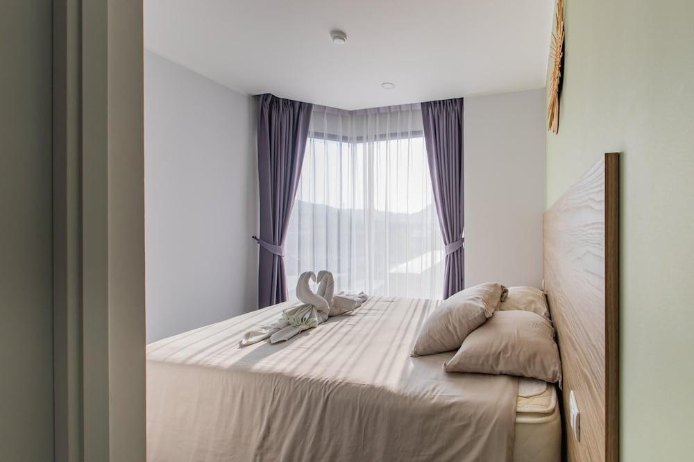 Modern Condo - 1BR & Office T3-528
