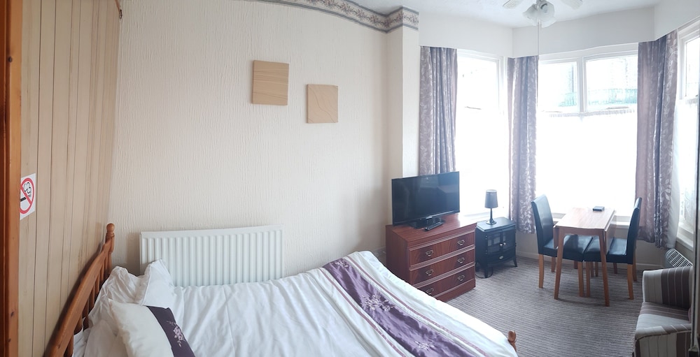 Flat - Sleeps 2 & Parking Available view 2