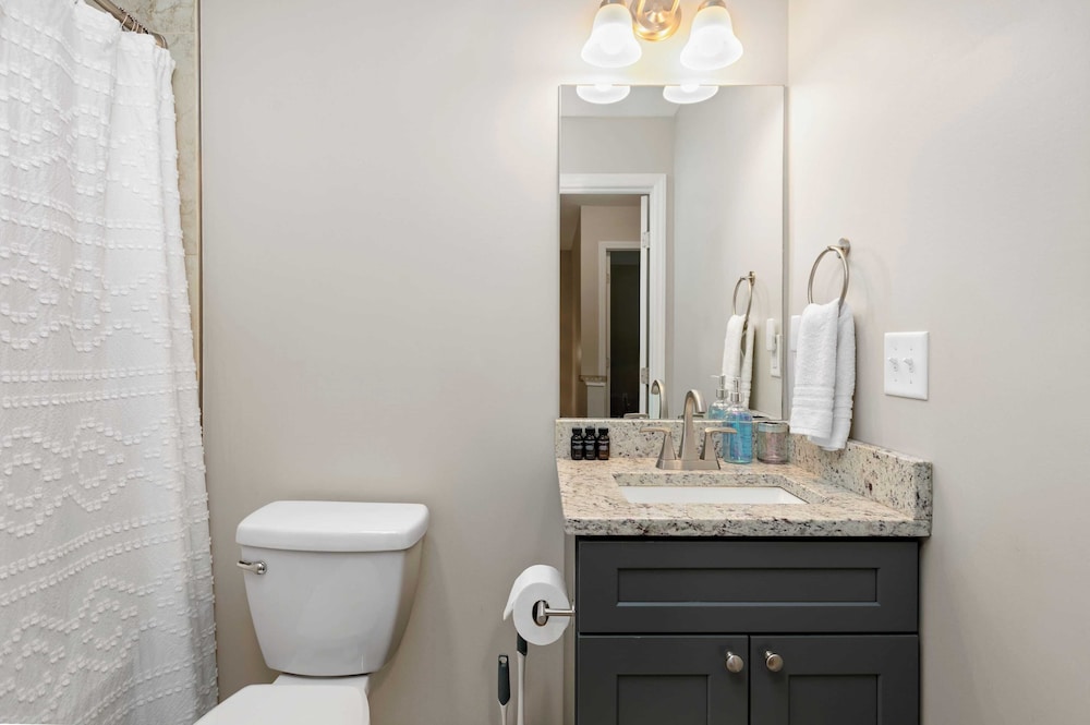 White Pine & Red Bud Buyout by Avantstay 2 Home Buyout Sleeps 16!