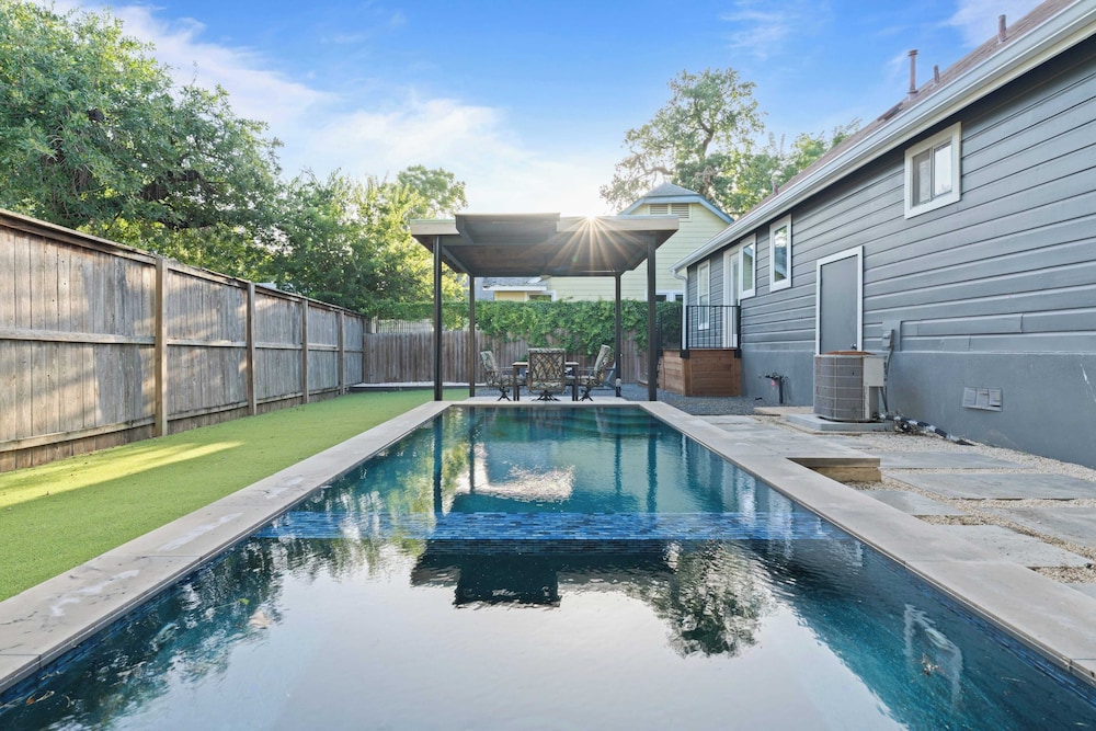 Casa Que Canta by Avantstay Private Pool, Firepit & Walkable East Austin Gem