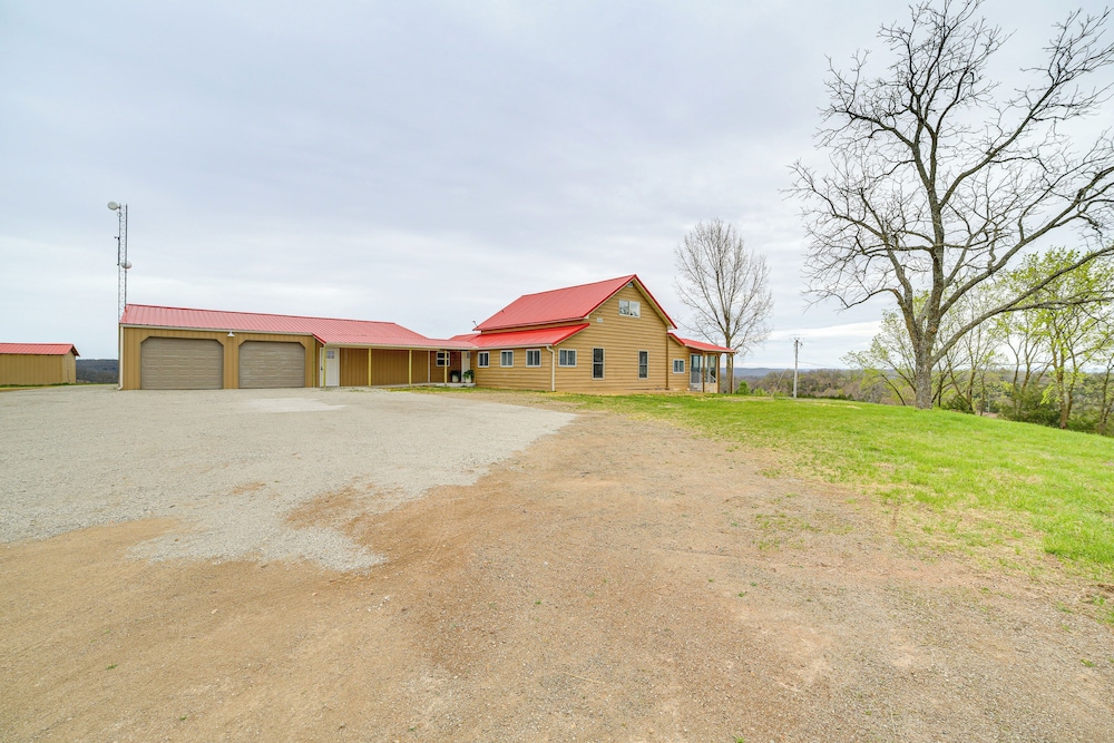 1 Mi to Table Rock Lake: Home w/ Furnished Patio!