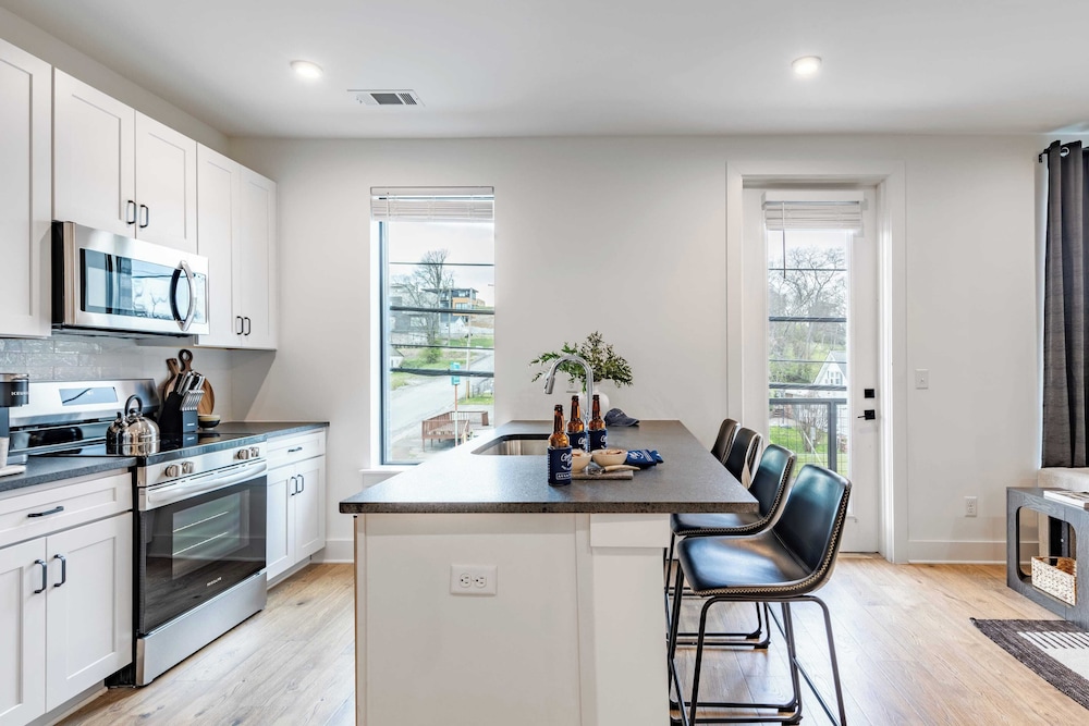 13 Modern Condos Near Downtown Nashville 26 Total Bedrooms, Sleeps 90 The Heights by Avantstay