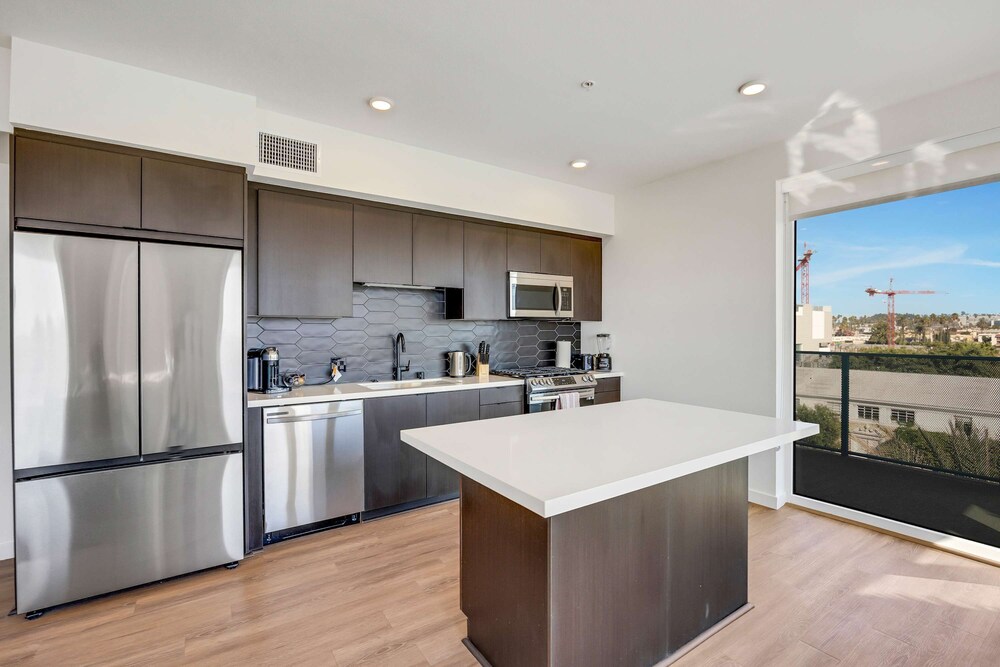 Luxury 2BR Hollywood Pool View by Oneluxstay