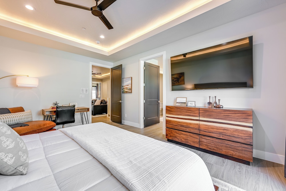 4 Mi to Sand Hollow State Park: Hurricane Townhome