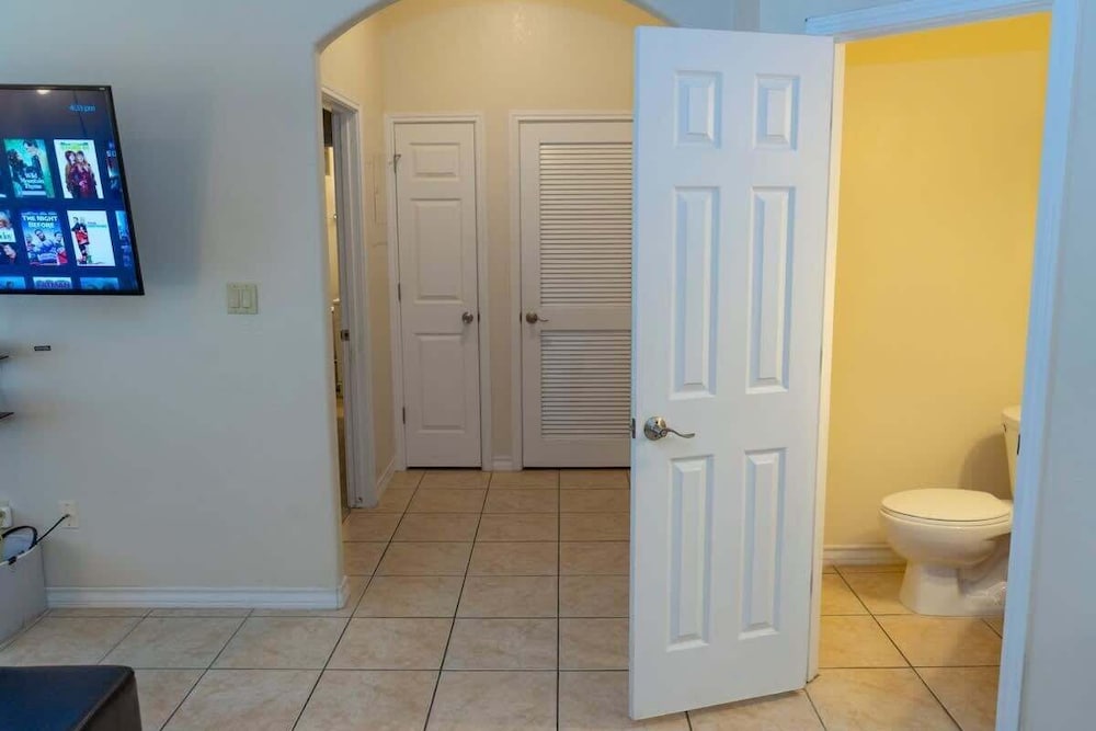 Open & Modern Pool #b Walk To Beach 2 Bedroom Condo