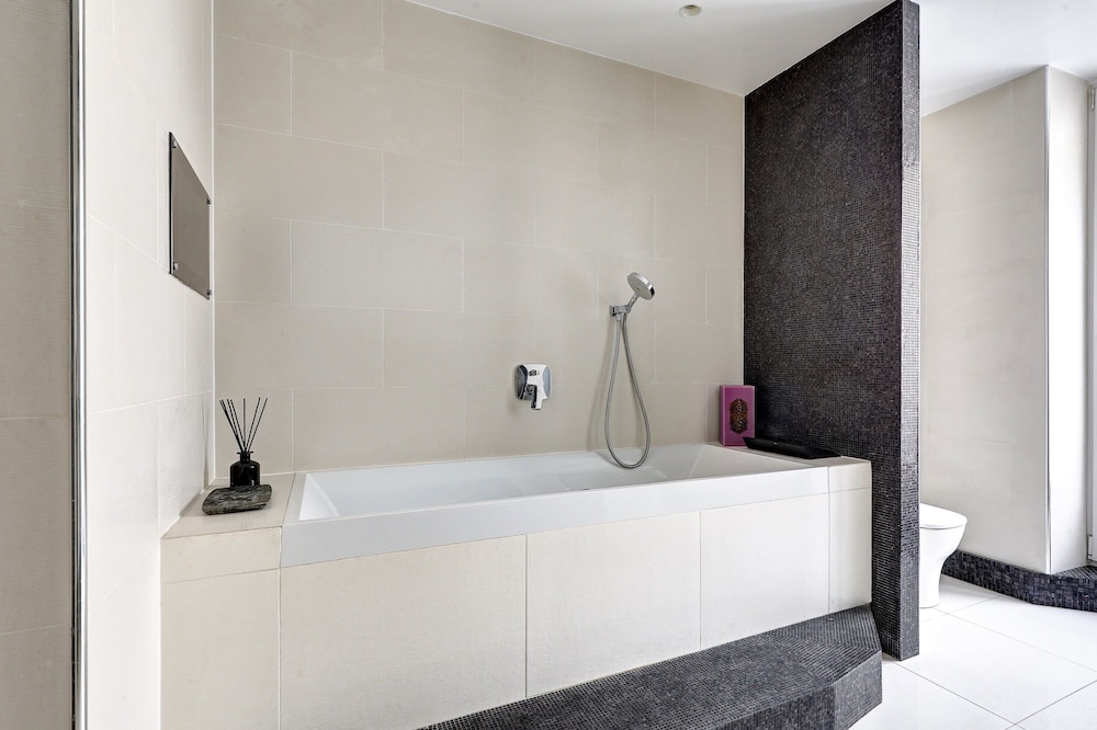Elegant 3BR Arc de Triomphe