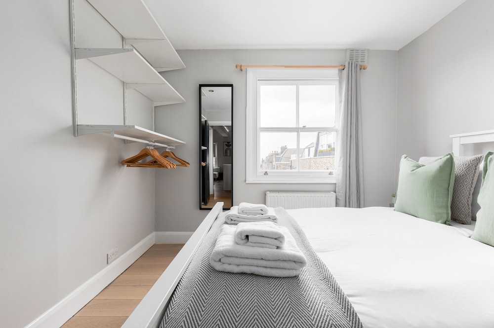 Radiant 2 Bed Flat near Portobello