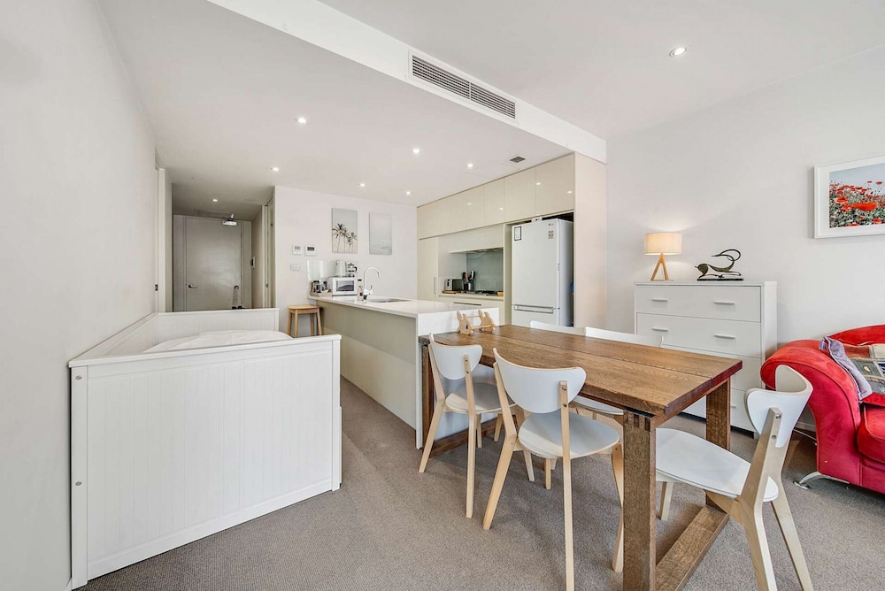 Canberra Lakefront 2-bed With Pool,