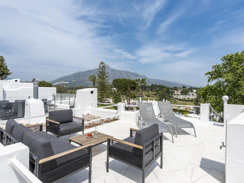 Contemporary new Apartment With 2 Terraces