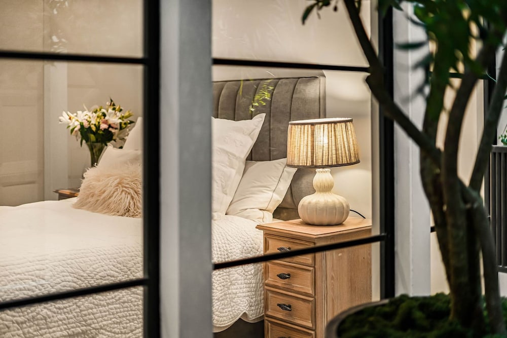 London Mews Home w Glass Atrium Terrace