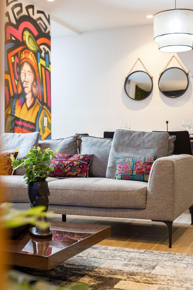 The Urbanart Condo by Acomodo