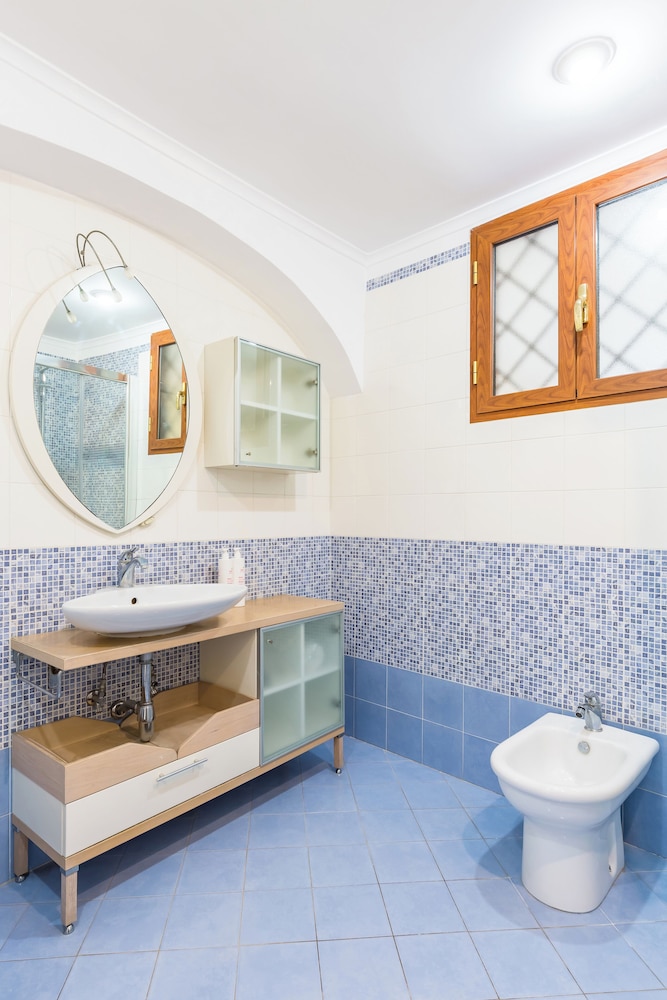 White&Blue Apartment at Sanità by Wonderful Italy