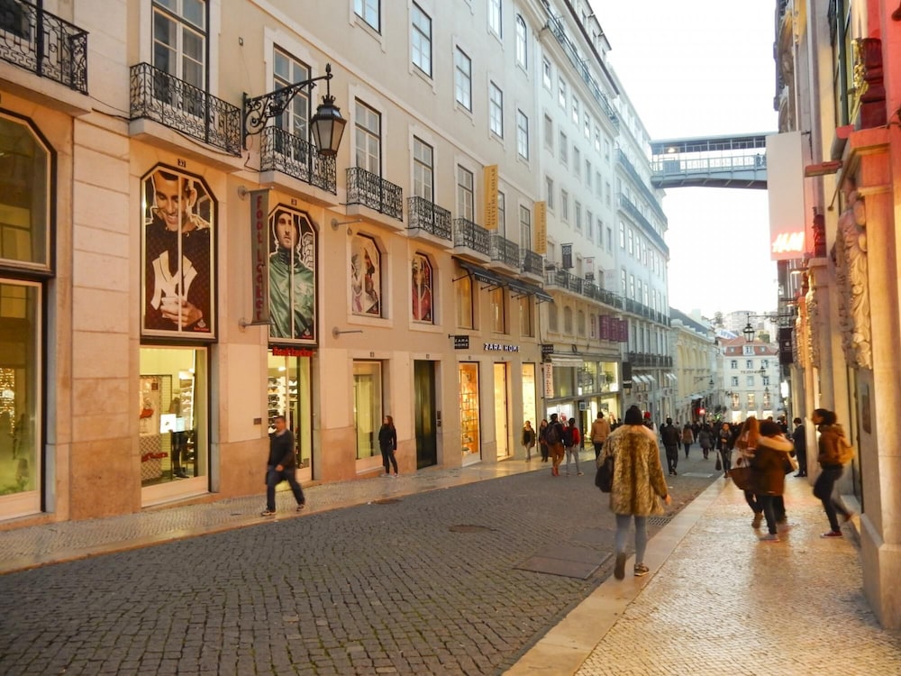 LV Premier Chiado CH8 Comfortable AC Elevator