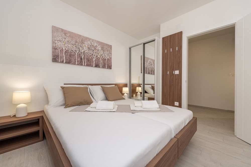 Apartments & Rooms Pool Villas Maris