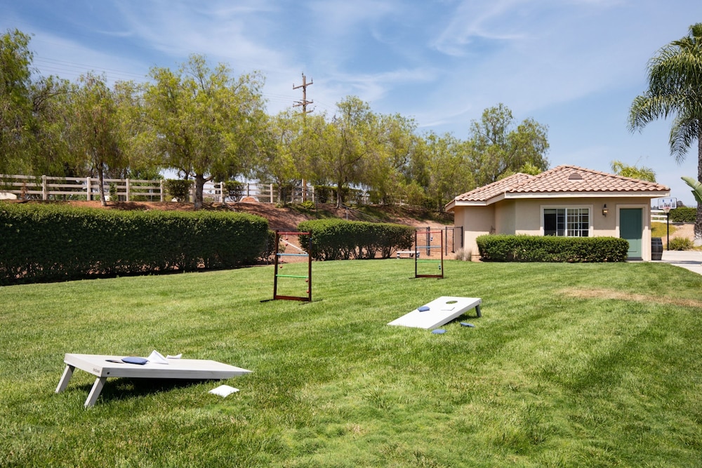 Villa Verdot by Avantstay Spectacular 6 BR Estate w Pool Hot Tub Tennis B-ball Courts