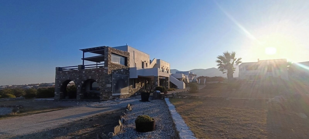 AURA PAROS