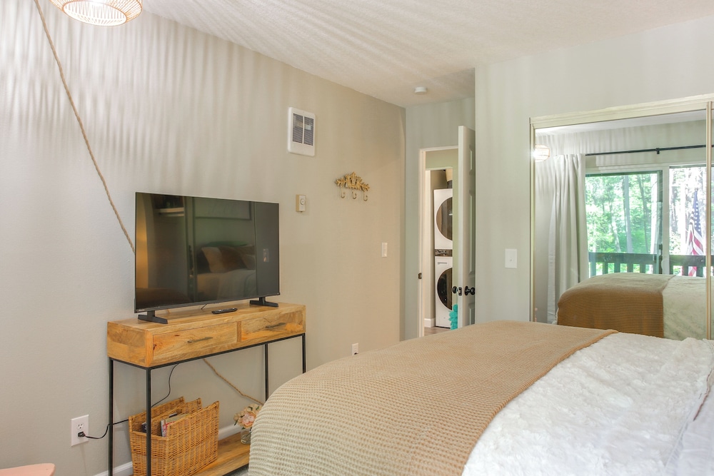 Twin Lakes Retreat: Lake, Pool & Golf Access!