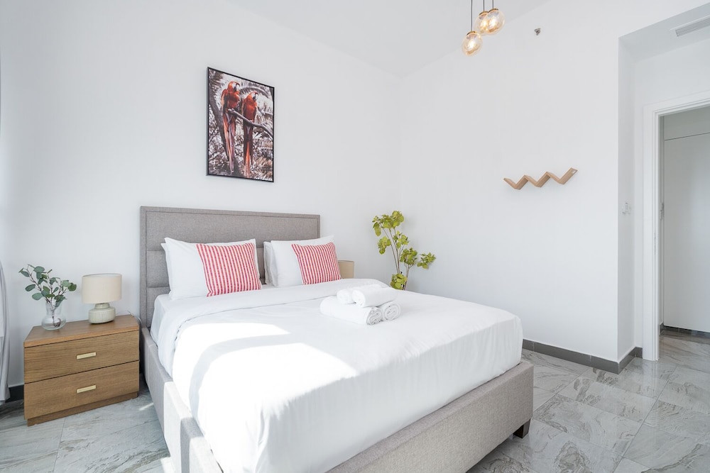 Dubai Marina - Stunning Huge 4 Bedroom Apts Near JBR - Gym - Pool - Parking by Sojo Stay