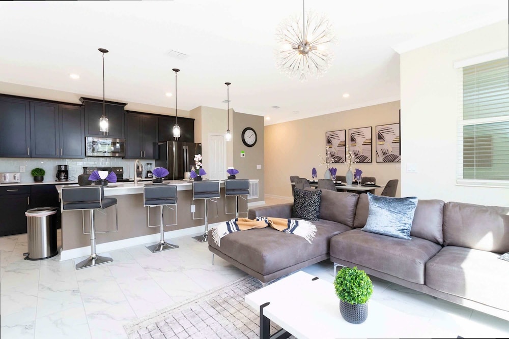 Stylish 4Bd w Lake View Pool Kids Themed Room