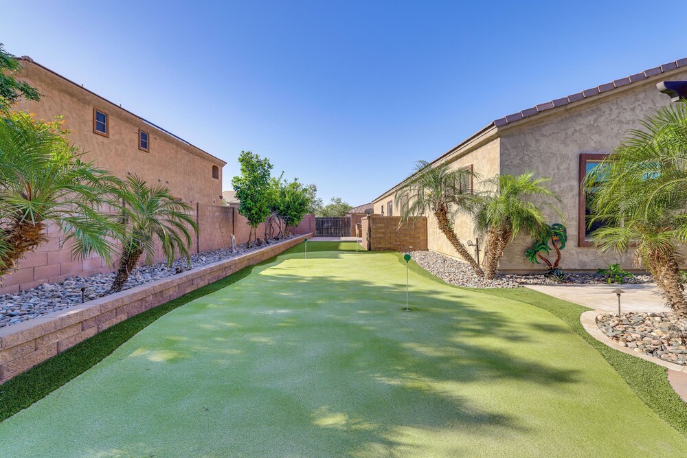 Swim-up Bar & Putting Green: Goodyear Getaway!