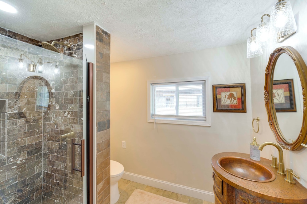 Near Lake Erie, Harbor & Parks: Conneaut Getaway!