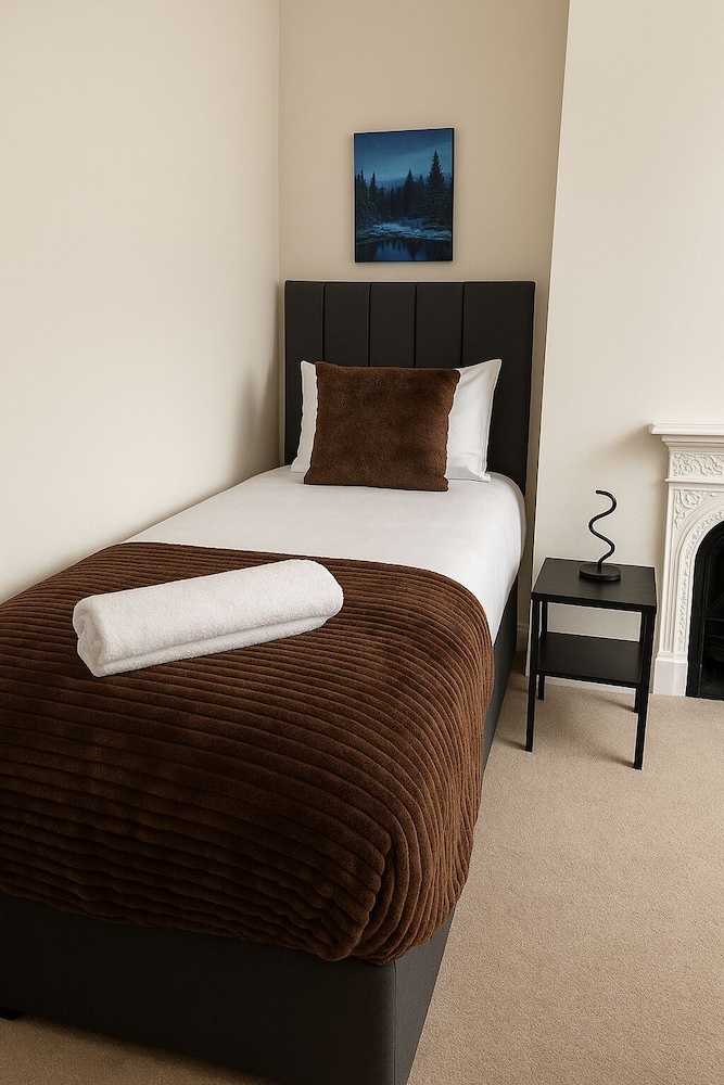 Cosy 4-bed - Sleeps 7, Garden & Pet-friendly