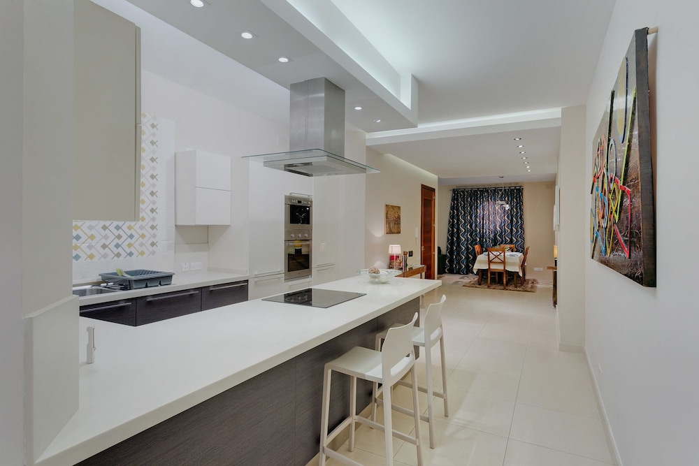 Luxury Apartment, Prime Location in St Julians