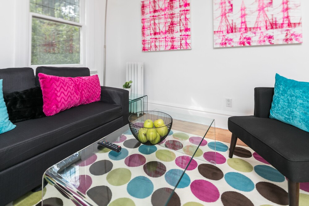 Applewood Suites - Bathurst & College