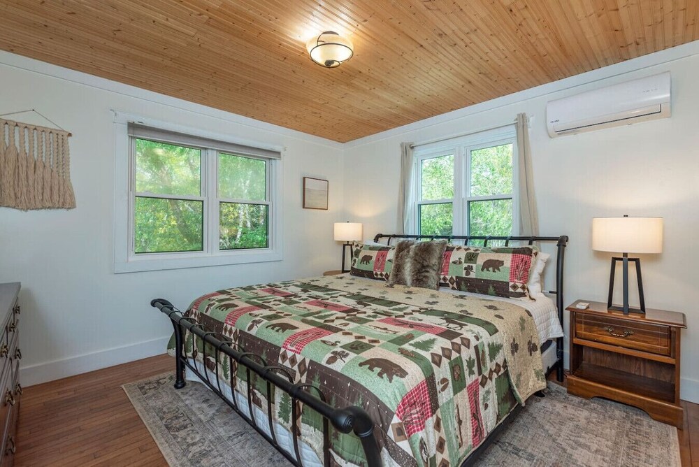 Riverside Bliss Mountain Views Cozy Fires