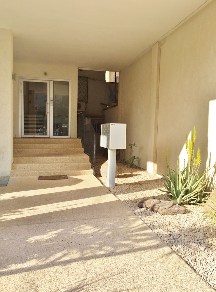 Hilton Beach Stunning Designer 2BR APT