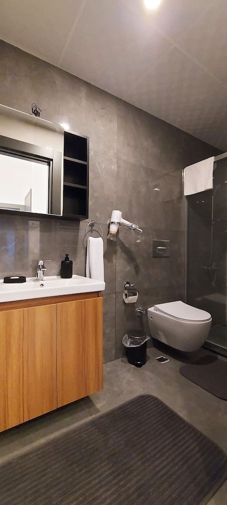 New Flat Large Living Space 2-6 Near By Lara Beach