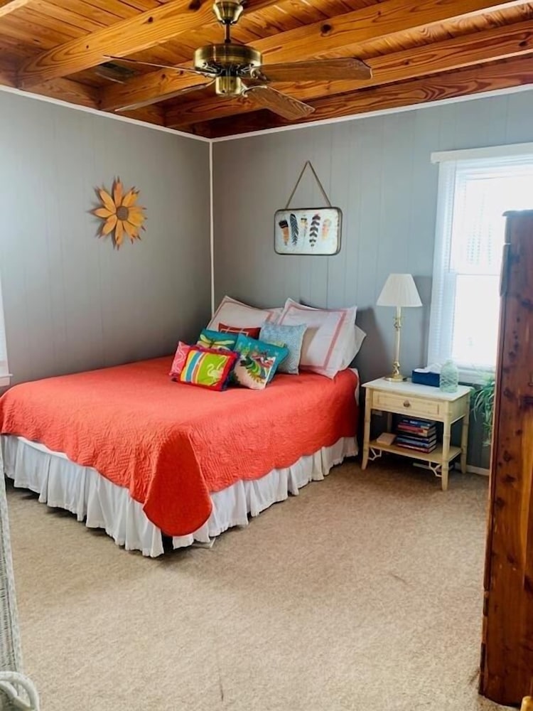 Wayne's World 3 Bedroom Home by RedAwning