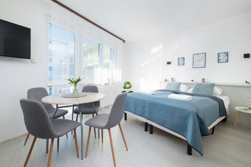 Apartamenty Awangardia Kasprowicza by Renters view 5