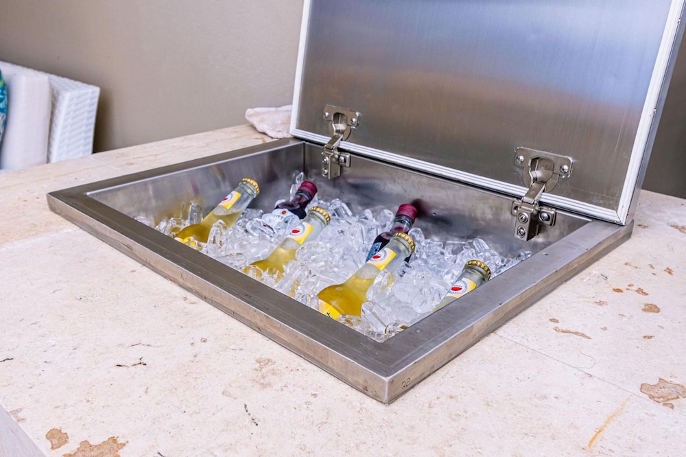 Luxury New 5 Location Pool Outdoor Kitchen