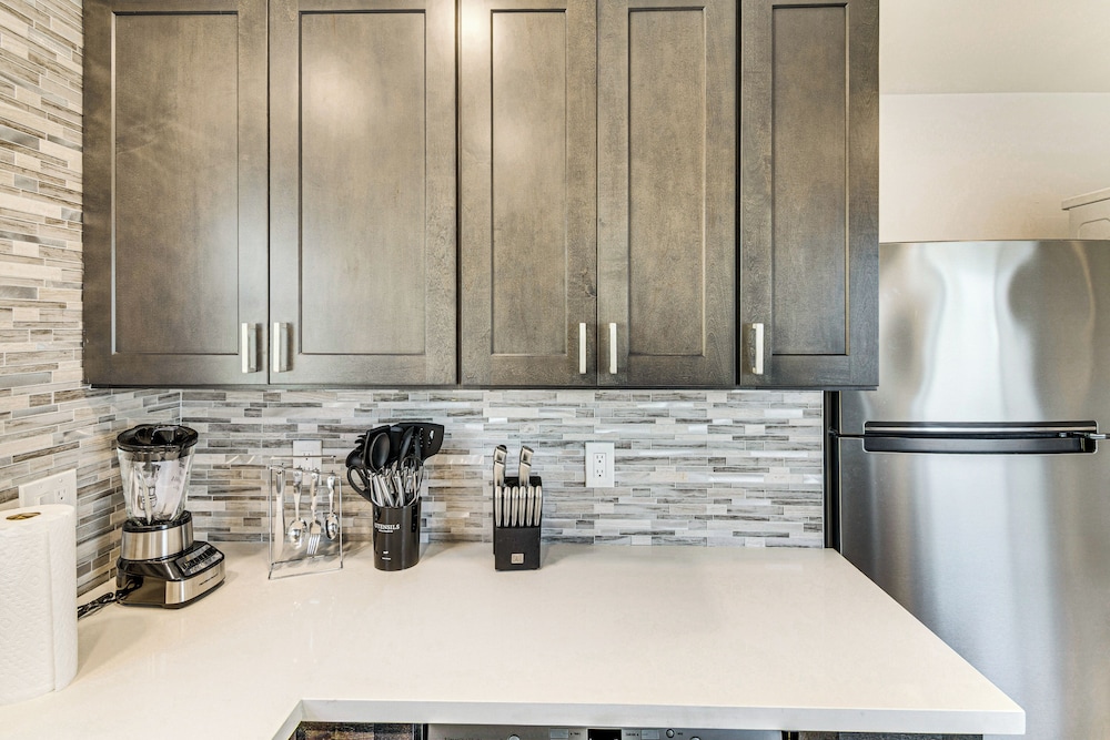 4 Mi to Sofi Stadium: Pet-friendly LA Area Home