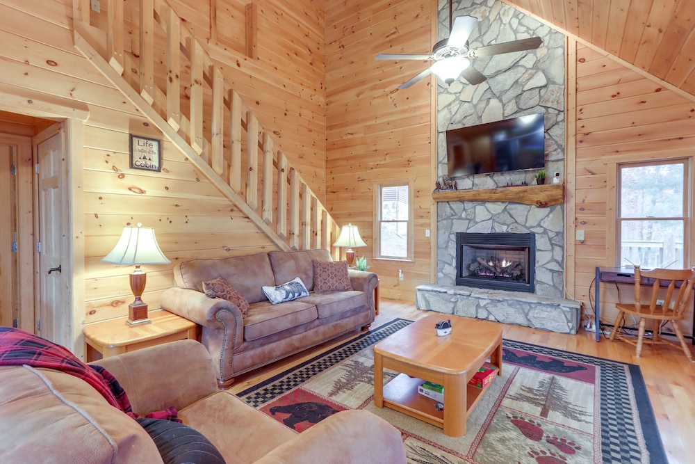 Blue Ridge Cabin w/ Hot Tub, 5 Mi to Downtown!