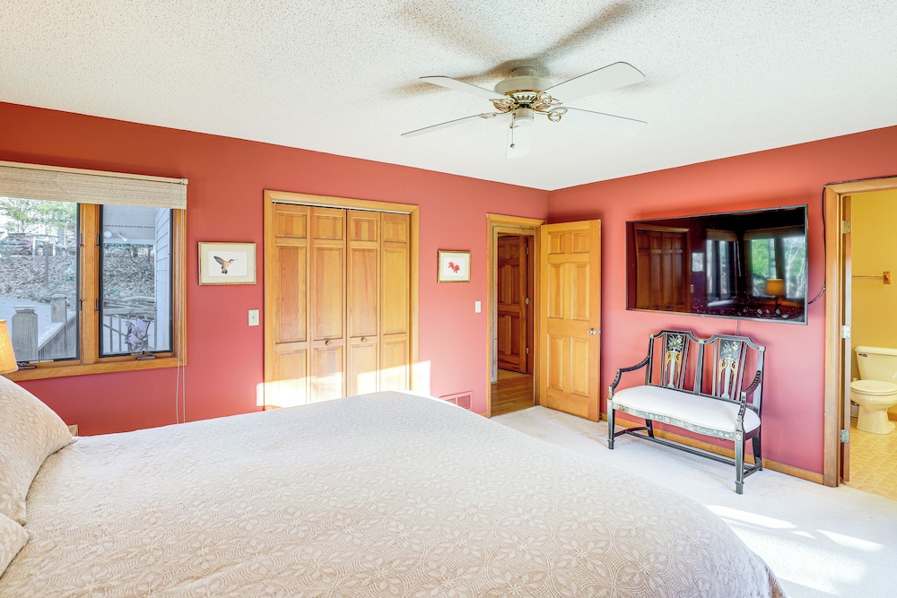 2 Mi to Ski Slopes! Mtn-view Home in Mars Hill