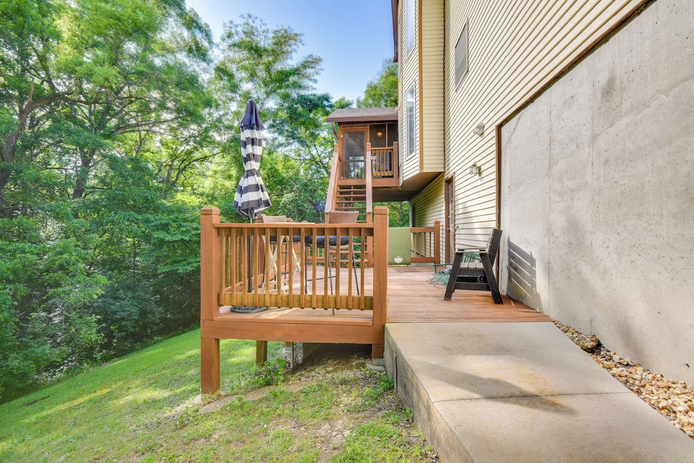 3 Mi to Dtwn Jefferson City: Family Home w/ Deck