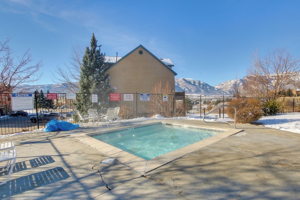 Hot Tub & Mtn-view Deck: Townhome in Eden