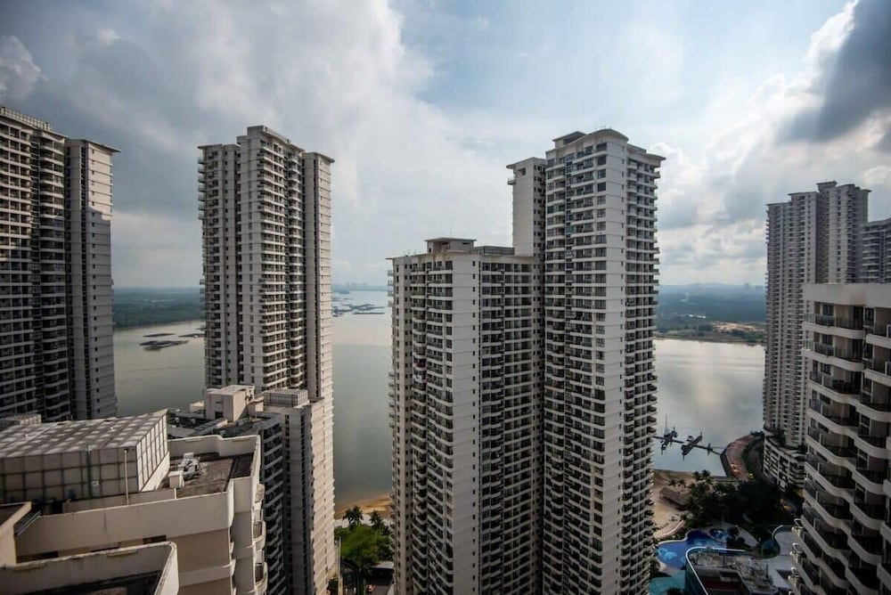 A Stylish 2BR Suite, Water Views, Free Parking