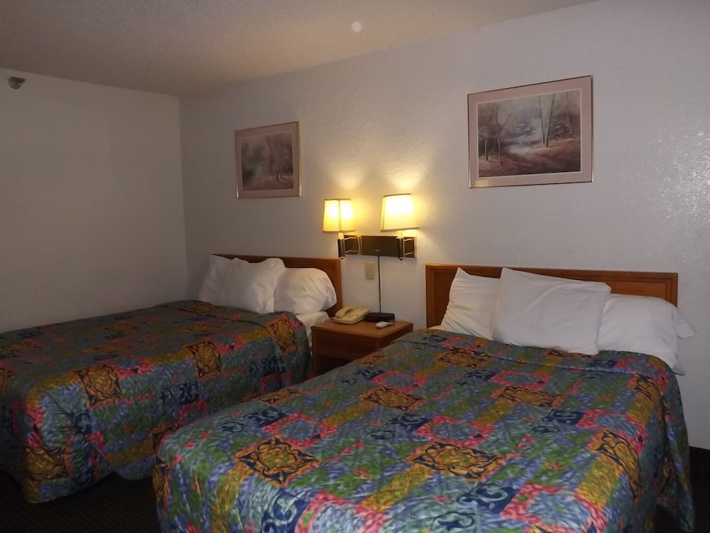 Kansas City Vacations - KCI Lodge - Property Image 28
