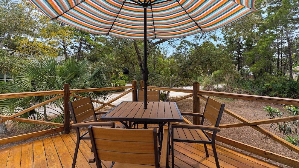 2BR Home, Private Heated Pool, 4 Bikes, Beach Access
