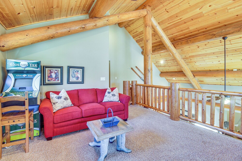Fire Pit: Cozy Winter Cabin, 45 Mi to Sunrise Park