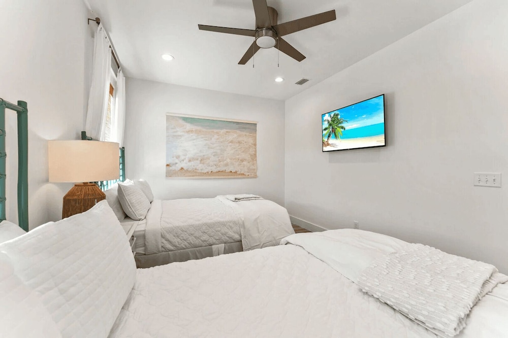 Chic Shack by Avantstay Private Pool, Walk to Beach, Sleeps 13!