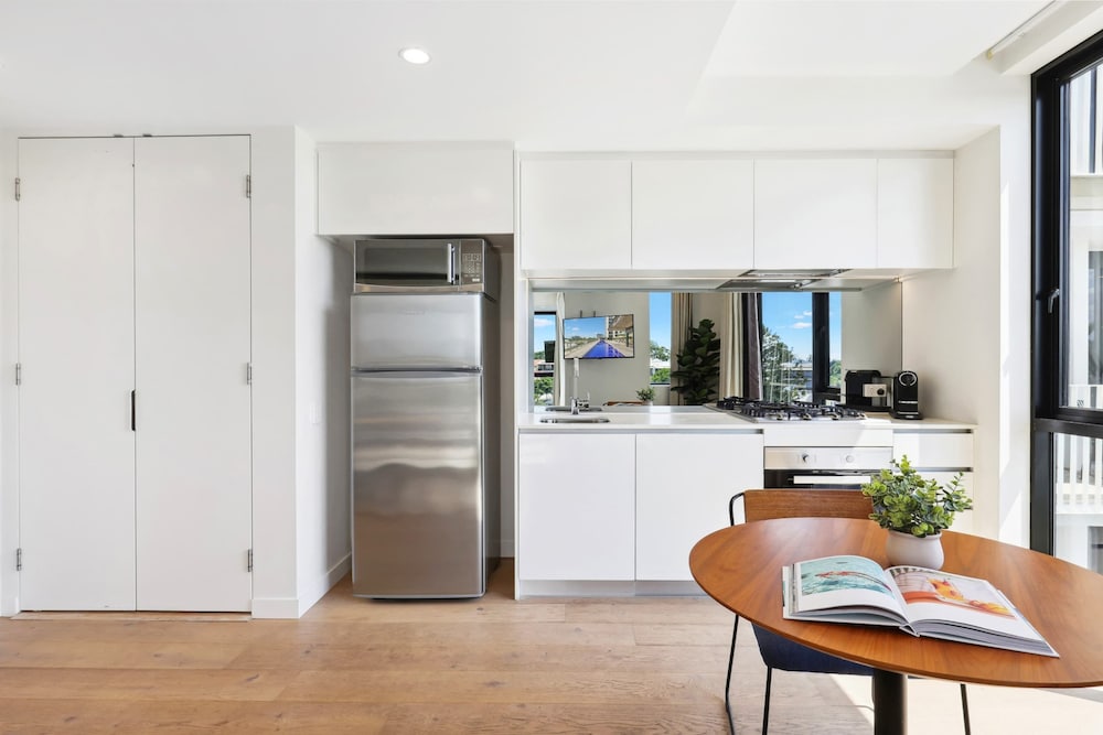 Stunning 1-bed by Victoria Park With Pool & Gym
