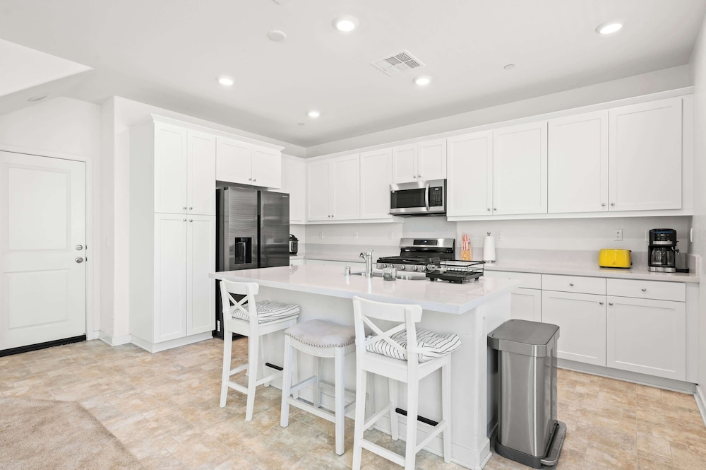 Sunny & Stylish Near LA 4BR Home w Desks & Lounge